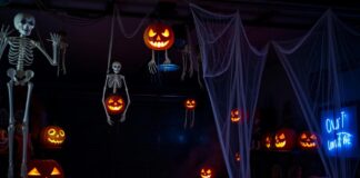 14 Impressive Garage Halloween Decorations garage halloween decorations
